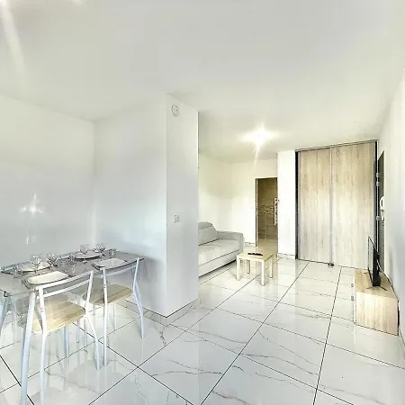 Design, New Studio, Air Conditioning, Parking 아파트 아르젤레쉬르메르